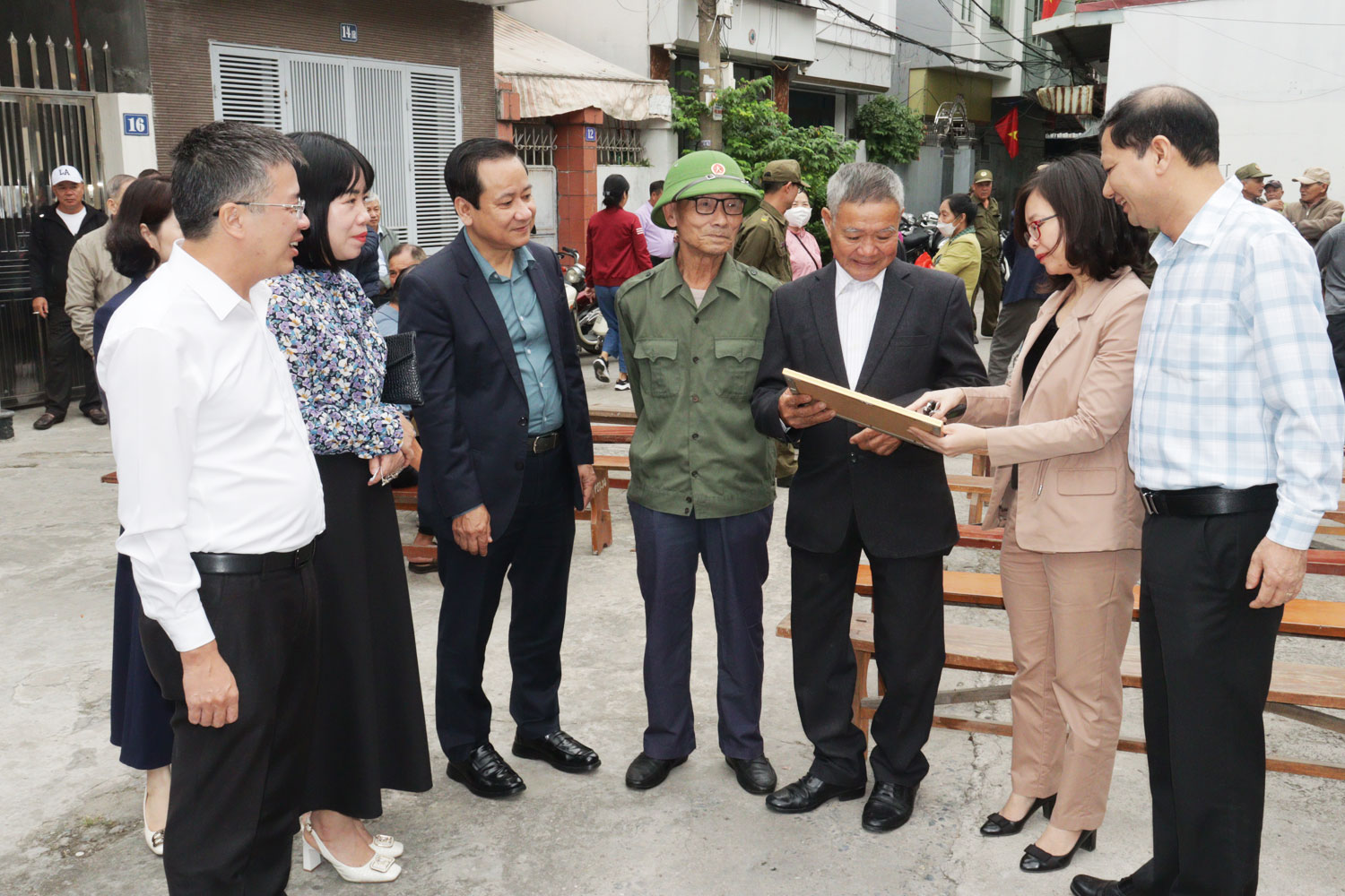 Lãnh đạo phường An Biên chúc mừng người dân được nhận các kết quả thông qua giải quyết thủ tục hành chính.