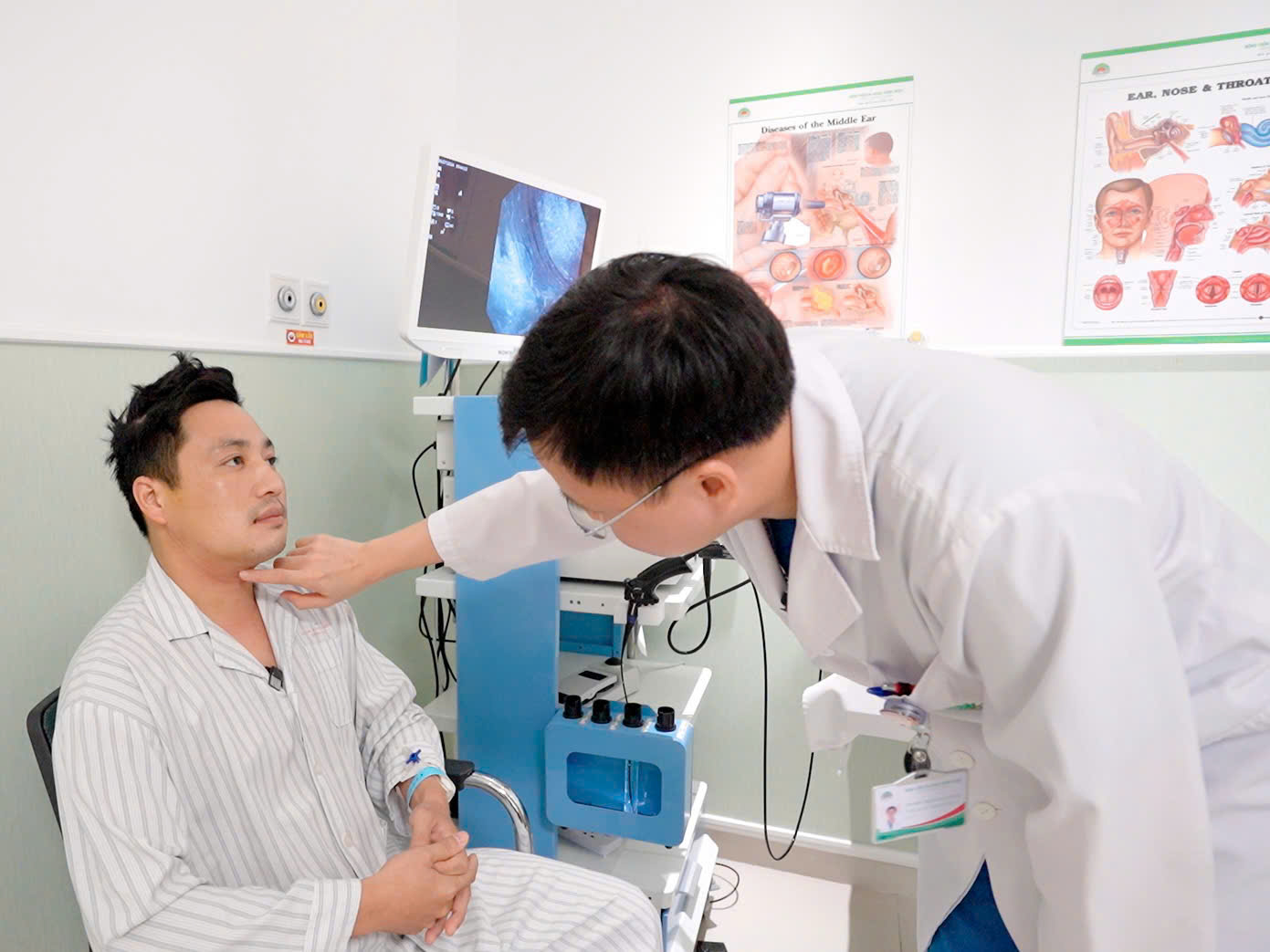 Mổ nội soi tuyến giáp qua đường tiền đình miệng không để lại sẹo Mổ nội soi tuyến giáp qua đường tiền đình miệng không để lại sẹo