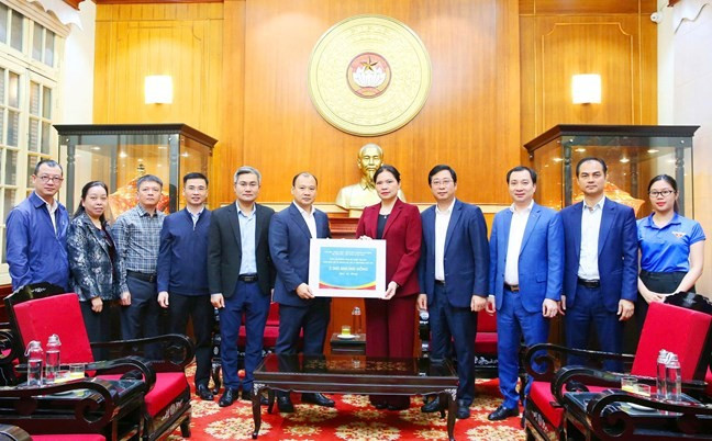 Bà Hà Thị Nga tiếp nhận ủng hộ từ Bộ Văn hóa, Thể thao và du lịch số tiền 2 tỷ đồng