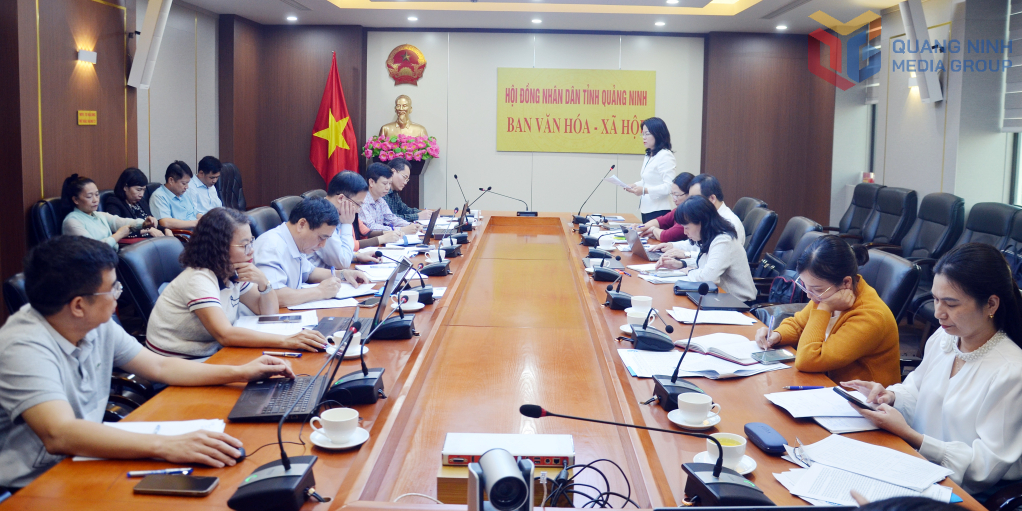 Bà Vũ Thị Diệu Linh, Trưởng Ban Văn hóa - Xã hội, HĐND tỉnh Quảng Ninh, Trưởng Đoàn Giám sát, phát biểu tại buổi làm việc. Bà Vũ Thị Diệu Linh, Trưởng Ban Văn hóa - Xã hội, HĐND tỉnh Quảng Ninh, Trưởng Đoàn Giám sát, phát biểu tại buổi làm việc.