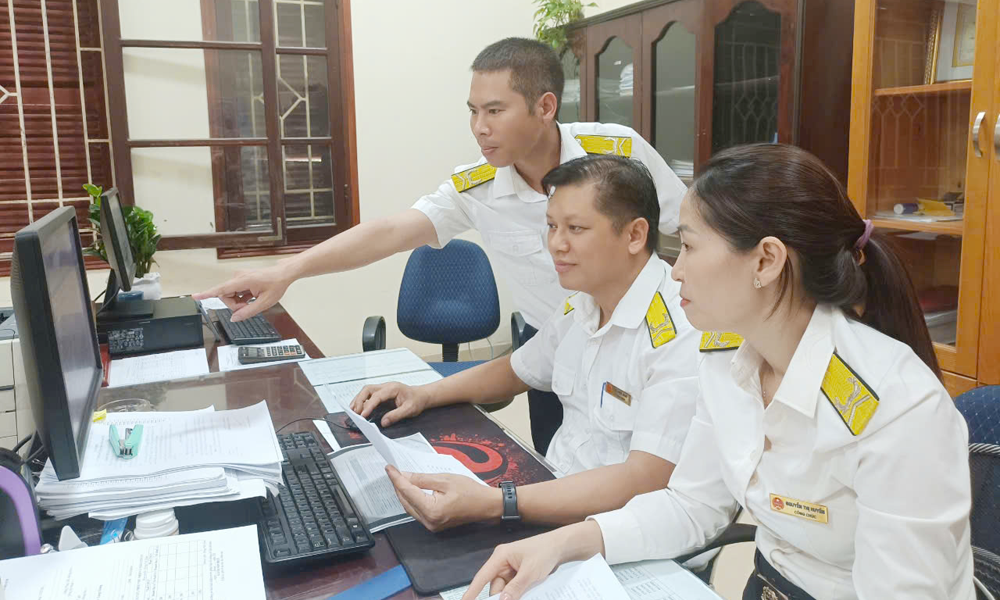 Cán bộ ngành Thuế rà soát các khoản thu để đôn đốc thực hiện đúng kế hoạch. Cán bộ ngành Thuế rà soát các khoản thu để đôn đốc thực hiện đúng kế hoạch.
