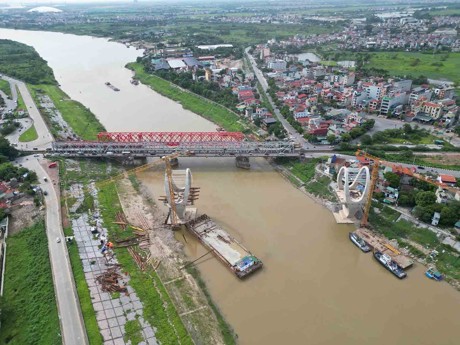 Công trình cầu đường bộ có điểm đầu tại nút giao cầu Đuống cũ trên đường Ngô Gia Tự (phường Việt Hưng) điểm cuối tại nút giao giữa đường Hà Huy Tập với đường Phan Đăng Lưu (xã Phù Đổng)