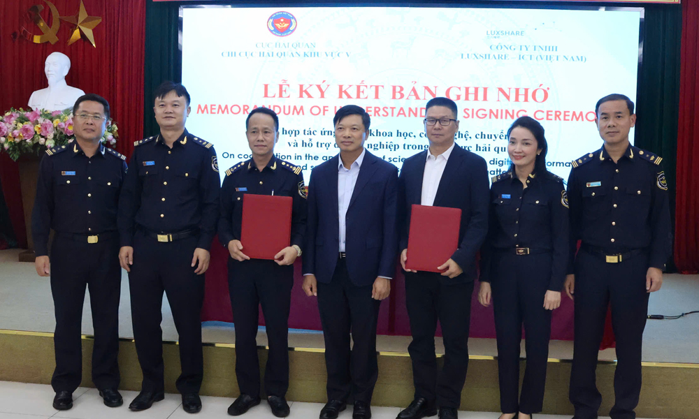 Đồng chí Đào Quang Khải và các đại biểu chứng kiến lãnh đạo Chi cục Hải quan khu vực V và Công ty trách nhiệm hữu hạn Luxshare - ICT Việt Nam ký kết Bản bản ghi nhớ hợp tác. Đồng chí Đào Quang Khải và các đại biểu chứng kiến lãnh đạo Chi cục Hải quan khu vực V và Công ty trách nhiệm hữu hạn Luxshare - ICT Việt Nam ký kết Bản bản ghi nhớ hợp tác.