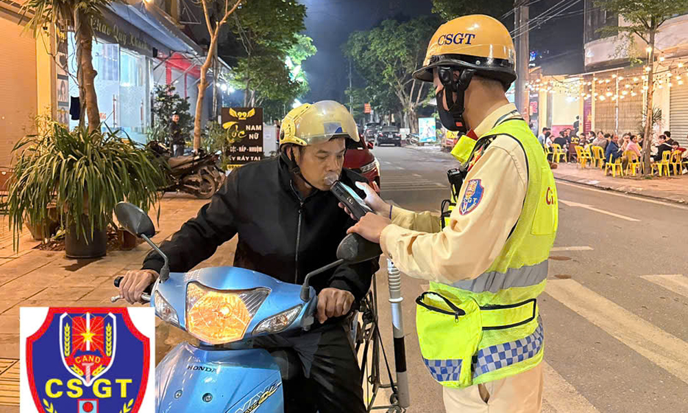 Cảnh sát giao thông kiểm tra nồng độ cồn người điều khiển xe mô tô tại phường Chũ.