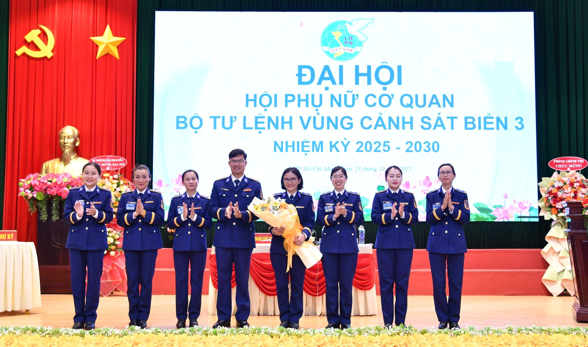 Đại tá Cao Xuân Quận - Phó Chính ủy Vùng Cảnh sát biển 3 tặng hoa chúc mừng