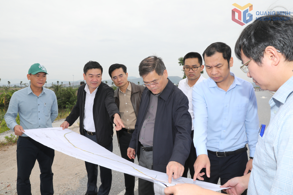 Ông Bùi Văn Khắng, Chủ tịch UBND tỉnh Quảng Ninh, xem bản đồ giới tuyến đường ven sông giai đoạn 1. Ông Bùi Văn Khắng, Chủ tịch UBND tỉnh Quảng Ninh, xem bản đồ giới tuyến đường ven sông giai đoạn 1.