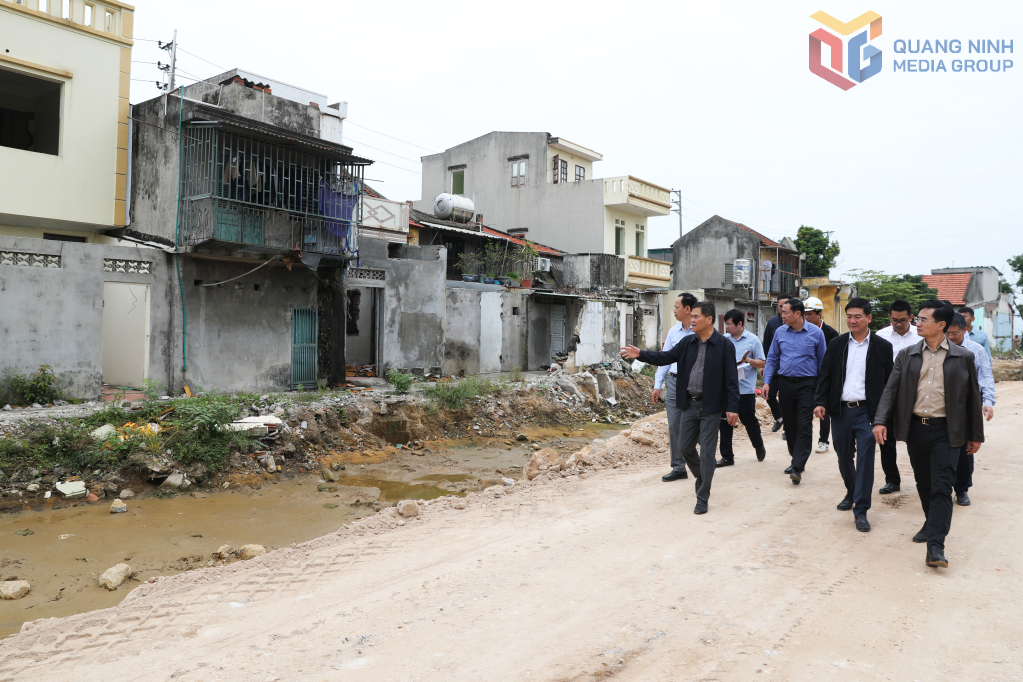 Đoàn công tác kiểm tra việc GPMB phục vụ thi công dự án. Đoàn công tác kiểm tra việc GPMB phục vụ thi công dự án.