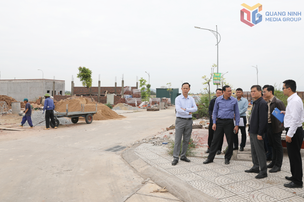 Chủ tịch UBND tỉnh Quảng Ninh kiểm tra hạ tầng tái định cư. Chủ tịch UBND tỉnh Quảng Ninh kiểm tra hạ tầng tái định cư.