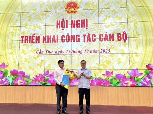 Cần Thơ công bố, trao quyết định về công tác cán bộ