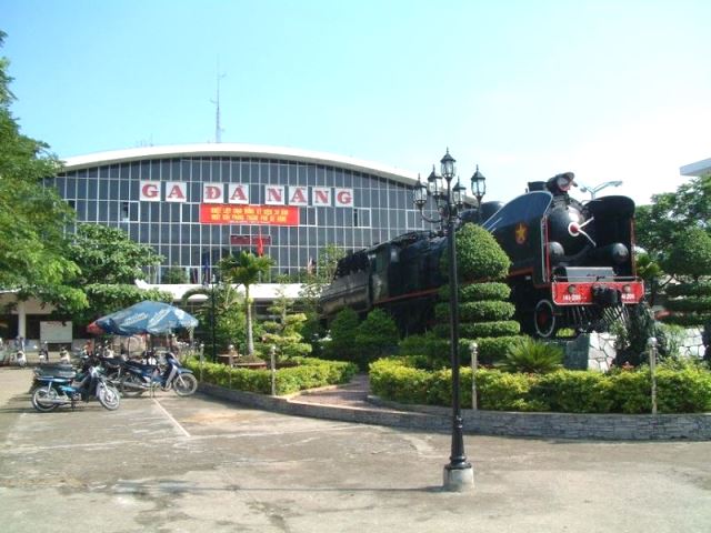 Đường sắt Bắc - Nam vào nội đô Đà Nẵng đã quá cũ kỹ, lạc hậu, nhưng dự án di dời ga bị “treo” hơn 20 năm nay. Đường sắt Bắc - Nam vào nội đô Đà Nẵng đã quá cũ kỹ, lạc hậu, nhưng dự án di dời ga bị “treo” hơn 20 năm nay.