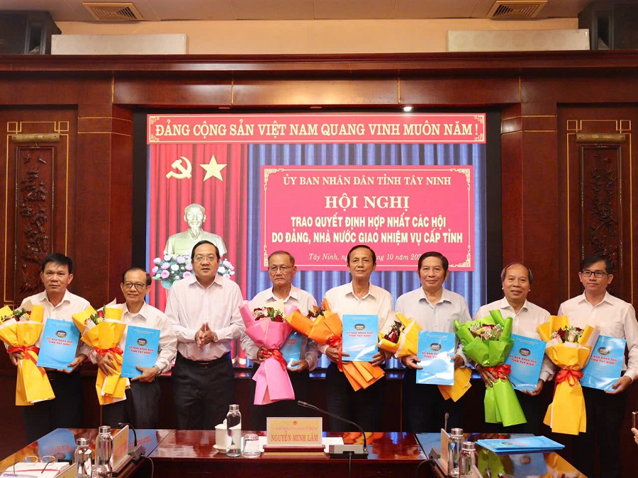 Phó Chủ tịch UBND tỉnh - Nguyễn Minh Lâm trao Quyết định cho 15 Hội do Đảng, Nhà nước giao nhiệm vụ cấp tỉnh Phó Chủ tịch UBND tỉnh - Nguyễn Minh Lâm trao Quyết định cho 15 Hội do Đảng, Nhà nước giao nhiệm vụ cấp tỉnh