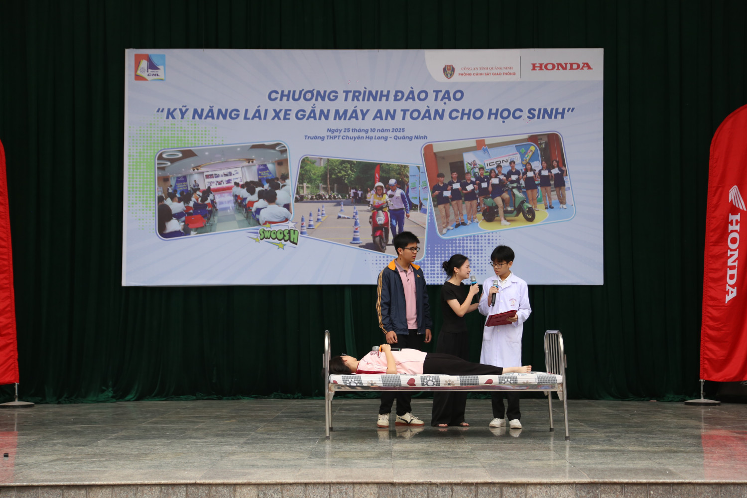 Tiểu phẩm tuyên truyền về ATGT của học sinh Trường THPT Chuyên Hạ Long.