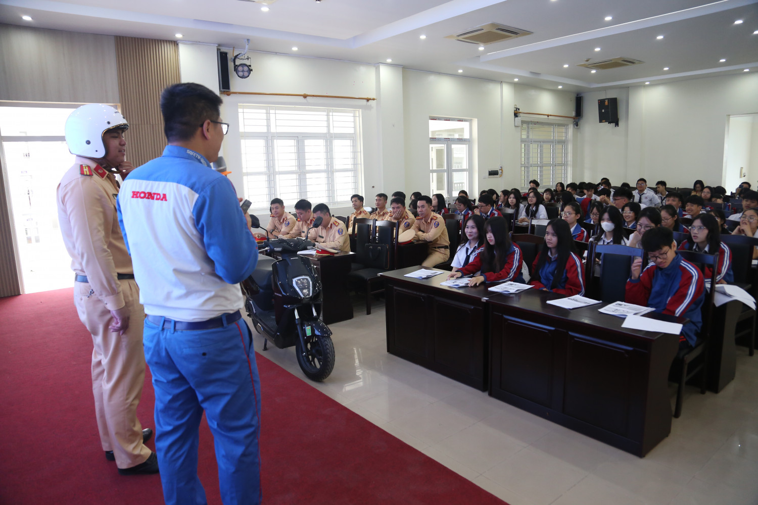 Hướng dẫn học sinh cách sử dụng mũ an toàn.