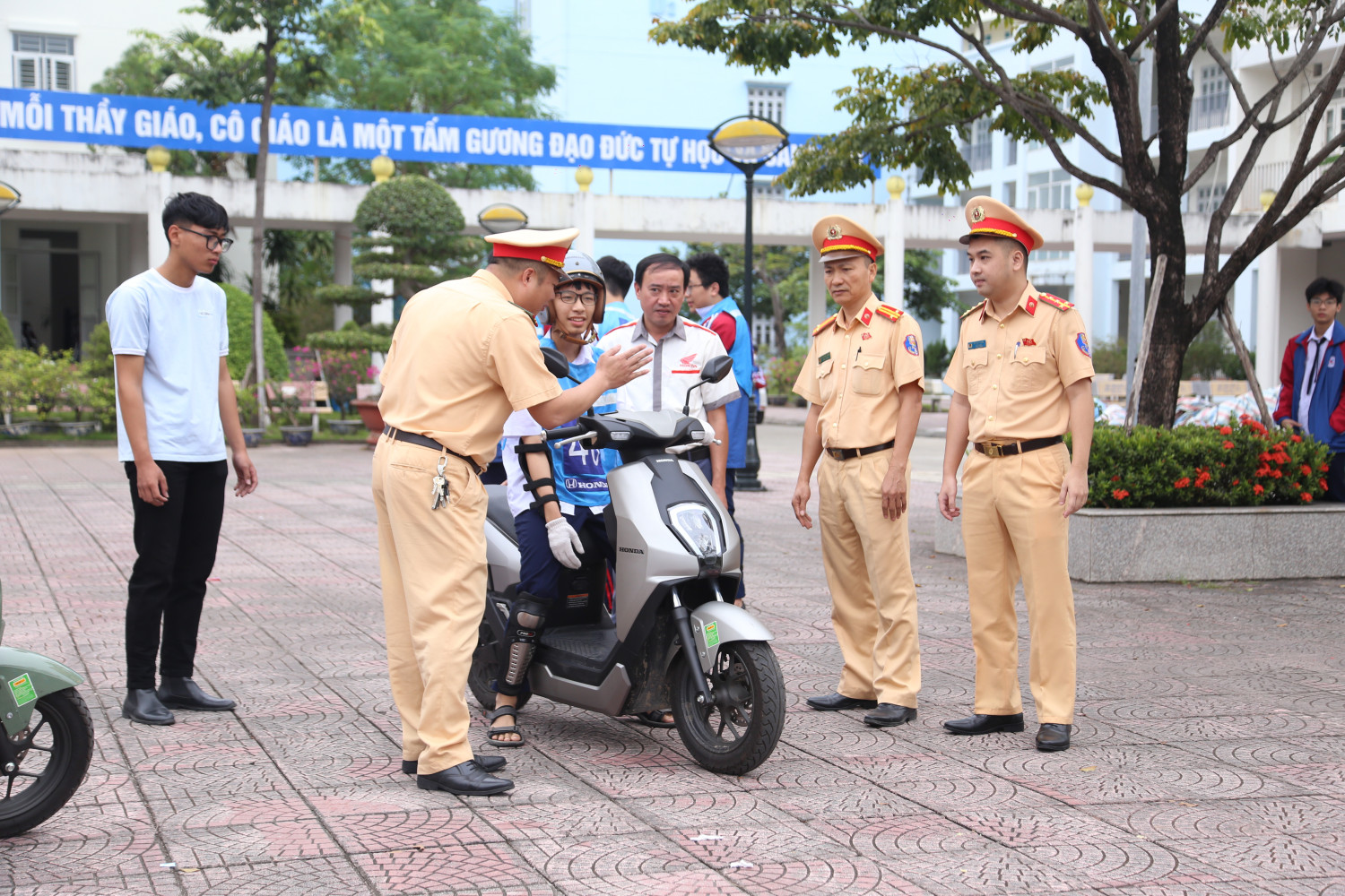 Hướng dẫn học sinh cách sử dụng phương tiện an toàn.