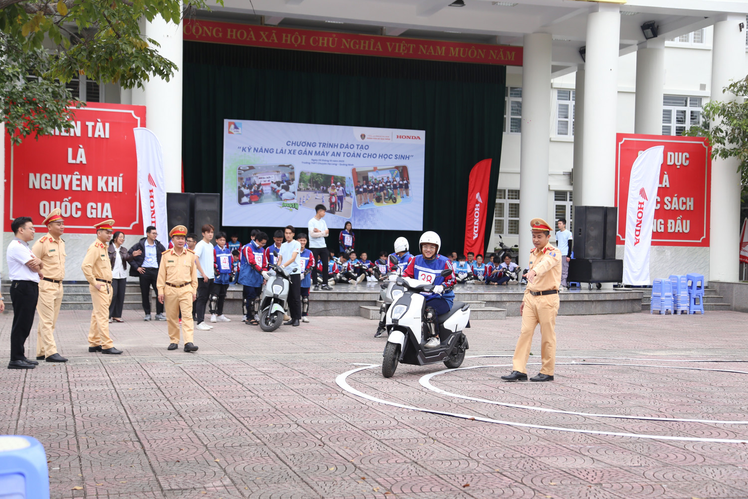 Phối hợp đào tạo kỹ năng điều khiển xe máy tham gia giao thông cho học sinh