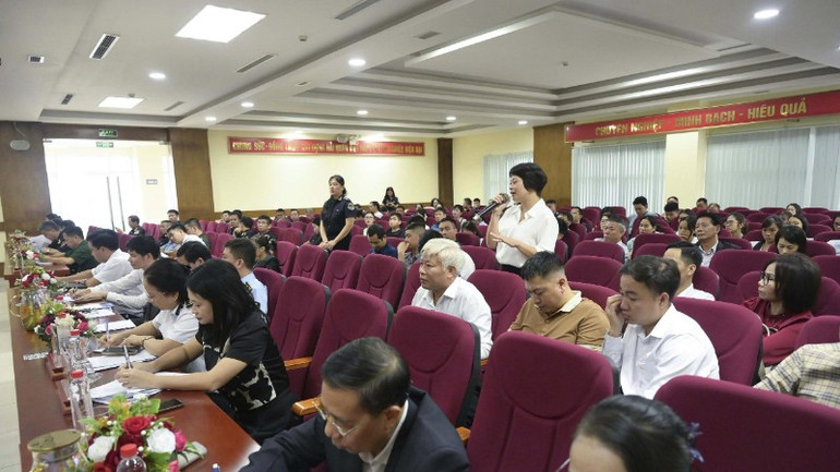 Các doanh nghiệp xuất, nhập khẩu phát biểu ý kiến. Các doanh nghiệp xuất, nhập khẩu phát biểu ý kiến.