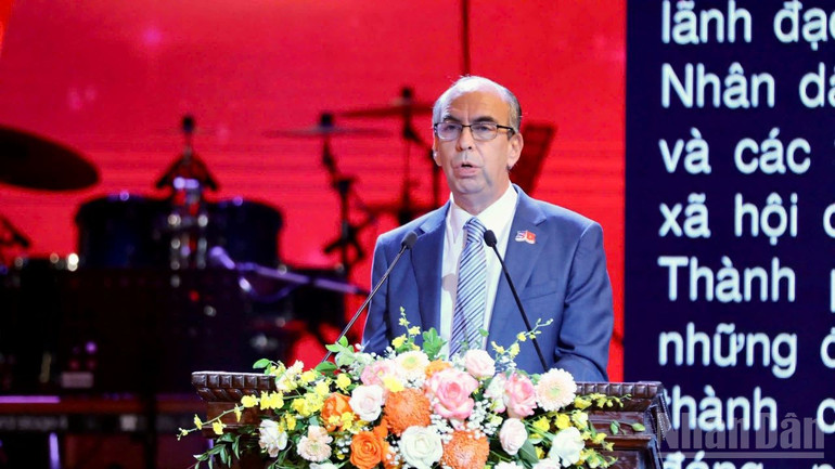 Đại sứ Cuba tại Việt Nam Rogelio Polanco Fuentes phát biểu tại chương trình nghệ thuật. Ảnh Nhân Dân.