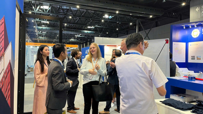 Nhiều công ty, đơn vị tới gian hàng Hòa Phát để trao đổi thông tin về hoạt động sản xuất container của Hòa Phát Nhiều công ty, đơn vị tới gian hàng Hòa Phát để trao đổi thông tin về hoạt động sản xuất container của Hòa Phát