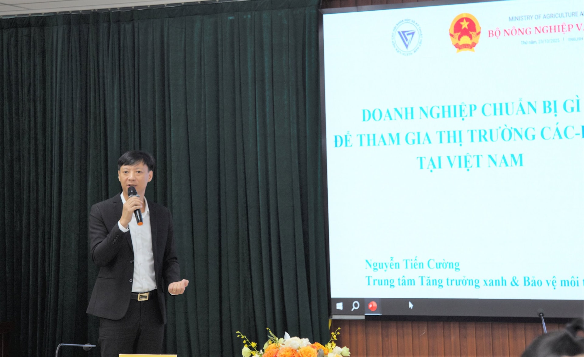 Ông Nguyễn Tiến Cường – Giám đốc Trung tâm Tăng trưởng xanh & Bảo vệ môi trường chia sẻ tham luận tại Hội thảo Ông Nguyễn Tiến Cường – Giám đốc Trung tâm Tăng trưởng xanh & Bảo vệ môi trường chia sẻ tham luận tại Hội thảo