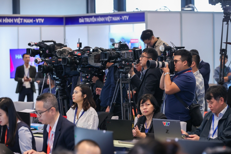 Các hãng thông tấn, các cơ quan báo chí trong nước và quốc tế tham dự buổi họp báo - Ảnh: VGP/Nhật Bắc Các hãng thông tấn, các cơ quan báo chí trong nước và quốc tế tham dự buổi họp báo - Ảnh: VGP/Nhật Bắc