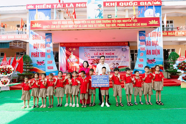 Trao tặng tiền hỗ trợ ăn trưa bán trú cho học sinh khó khăn trường Tiểu học Nguyễn Trãi Trao tặng tiền hỗ trợ ăn trưa bán trú cho học sinh khó khăn trường Tiểu học Nguyễn Trãi