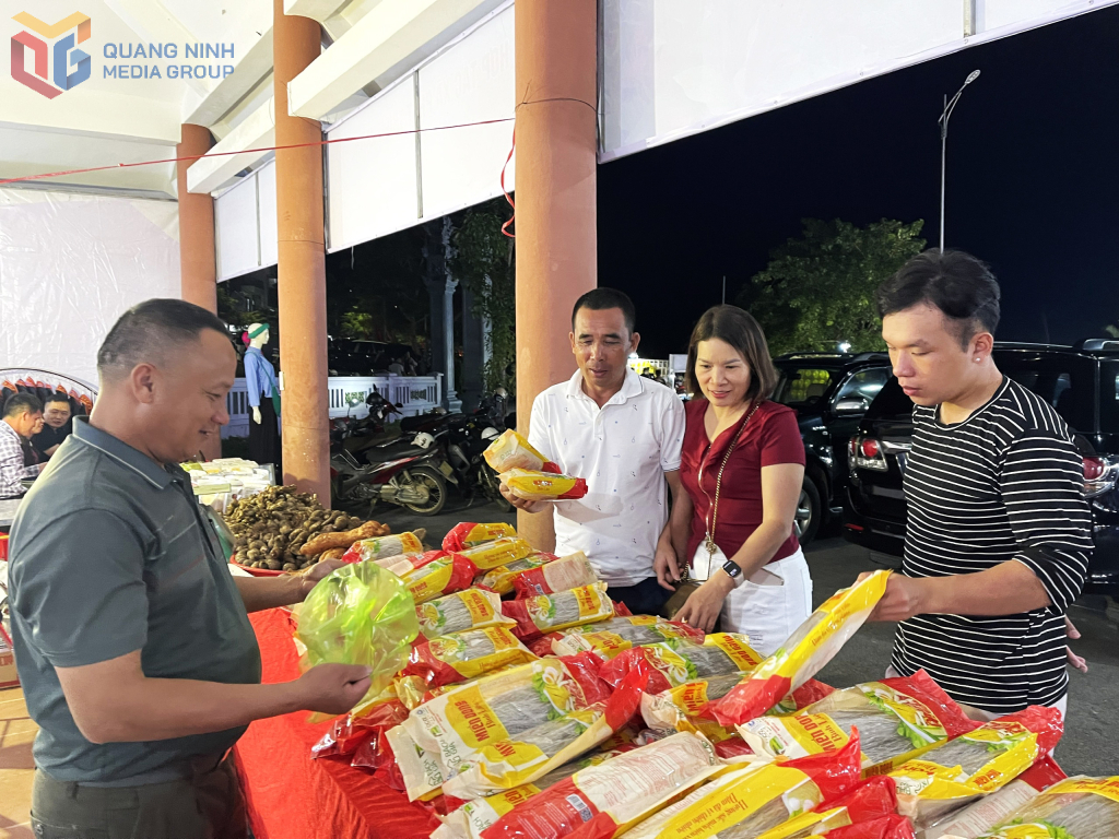 Tới với Hội Mùa vàng 2025, người dân và du khách còn được mua sắm, thưởng thức những sản vật, đặc sản OCOP đặc trưng mang đậm bản sắc vùng cao. Tới với Hội Mùa vàng 2025, người dân và du khách còn được mua sắm, thưởng thức những sản vật, đặc sản OCOP đặc trưng mang đậm bản sắc vùng cao.
