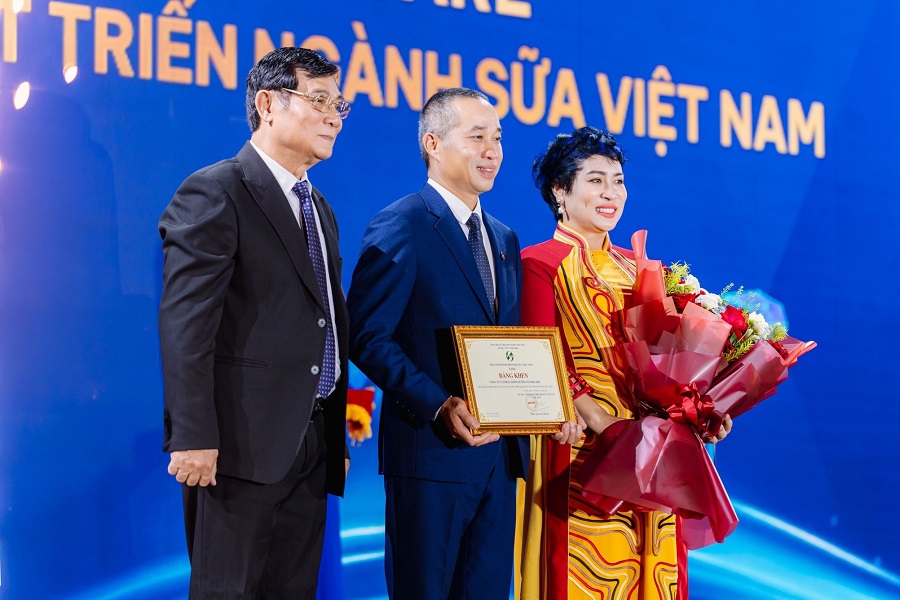 Nutricare nhận bằng khen vì những đóng góp tích cực cho sự phát triển ngành sữa Việt Nam