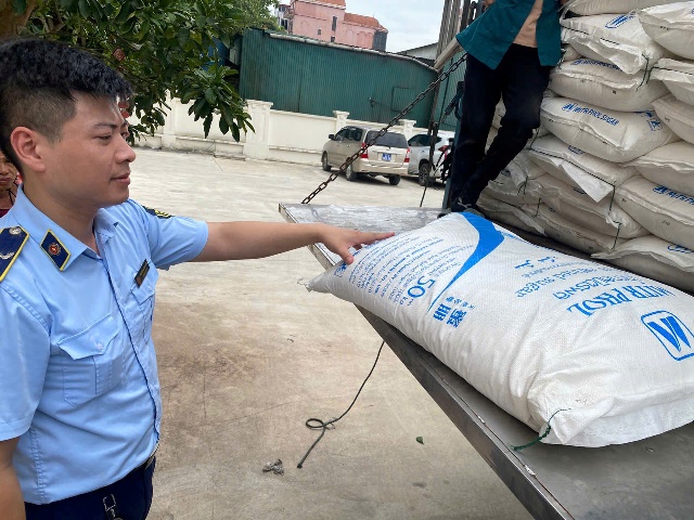 Đội QLTT số 11 kiểm tra, xử lý 2.998 kg đường cát nhập lậu. Đội QLTT số 11 kiểm tra, xử lý 2.998 kg đường cát nhập lậu.