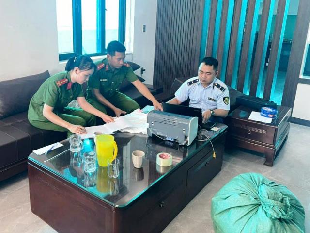 Lực lượng QLTT phối hợp với các lực lượng chức năng kiểm tra, xử lý các hành vi vi phạm trong lĩnh vực hàng hóa. Lực lượng QLTT phối hợp với các lực lượng chức năng kiểm tra, xử lý các hành vi vi phạm trong lĩnh vực hàng hóa.