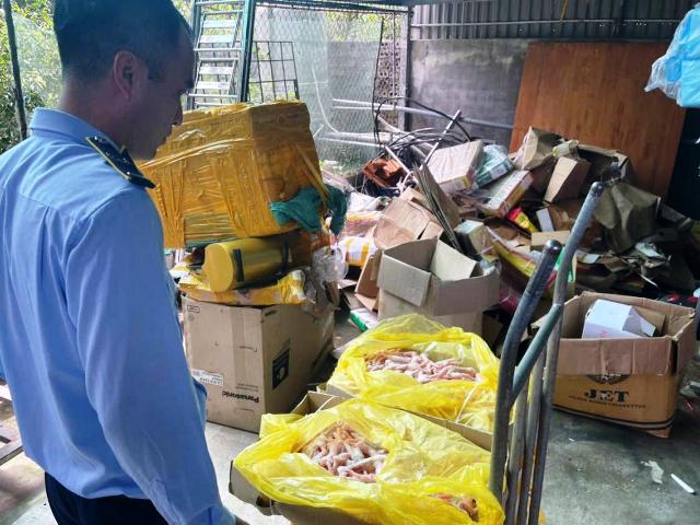Đội QLTT số 11 kiểm tra, phát hiện số lượng lớn thực phẩm không rõ nguồn gốc. Đội QLTT số 11 kiểm tra, phát hiện số lượng lớn thực phẩm không rõ nguồn gốc.