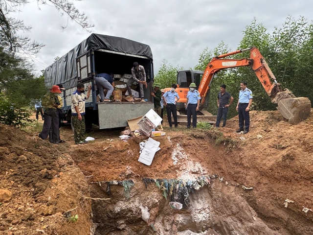 Quảng Trị tiêu hủy hơn 5 tấn thực phẩm nhập lậu, quá hạn sử dụng