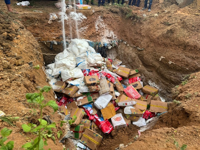 Quá trình tiêu hủy được thực hiện nghiêm túc, đúng quy trình dưới sự giám sát của các lực lượng chức năng. Quá trình tiêu hủy được thực hiện nghiêm túc, đúng quy trình dưới sự giám sát của các lực lượng chức năng.