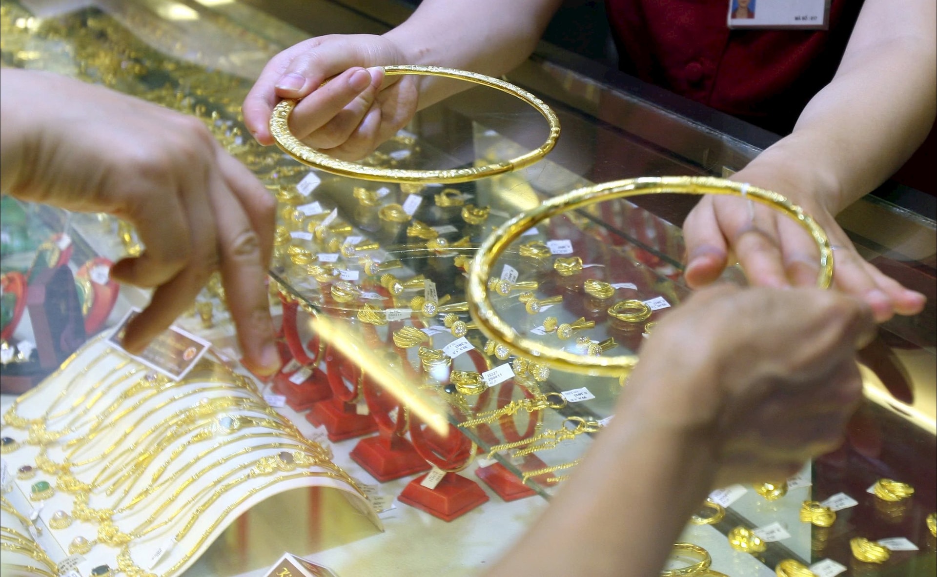 Cập nhật giá vàng hôm nay 25/10: Trong nước tăng mạnh, thế giới tiếp tục đi xuống