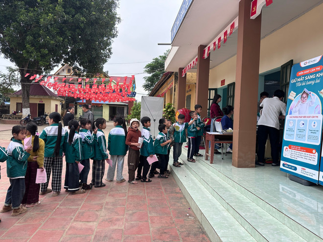 Bệnh viện Mắt Hà Nội 2 khám mắt miễn phí cho học sinh vùng lũ tại Thái Nguyên