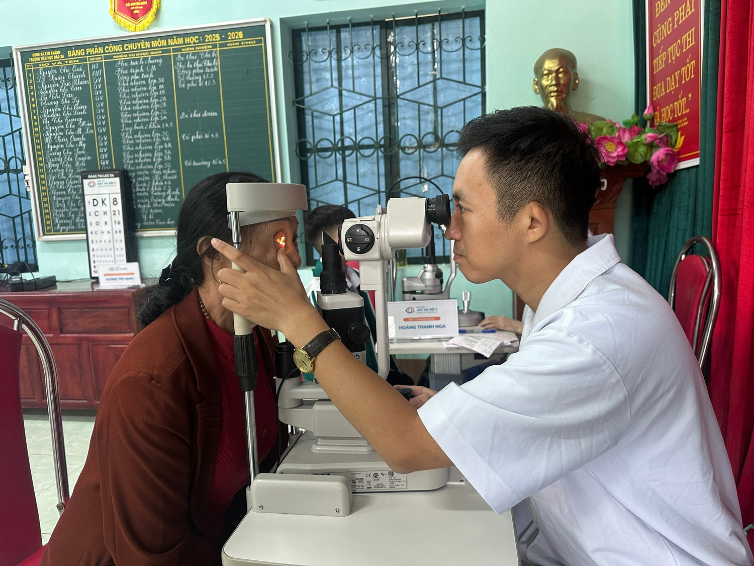 Bác sĩ Bệnh viện Mắt Hà Nội 2 thăm khám mắt cho người cao tuổi. Bác sĩ Bệnh viện Mắt Hà Nội 2 thăm khám mắt cho người cao tuổi.