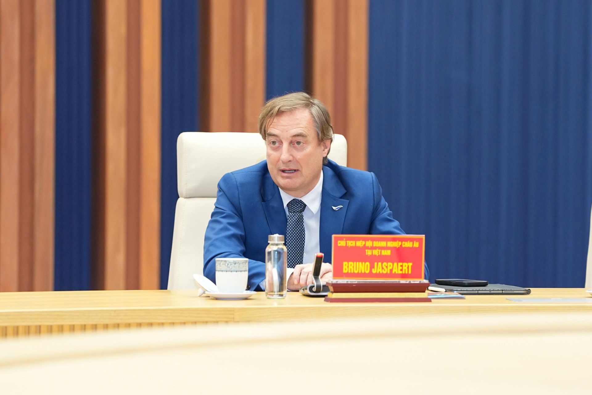 Chủ tịch EuroCham Bruno Jaspaert mong muốn tìm hiểu các chính sách ưu đãi trong Khu thương mại tự do mà thành phố đang triển khai. Chủ tịch EuroCham Bruno Jaspaert mong muốn tìm hiểu các chính sách ưu đãi trong Khu thương mại tự do mà thành phố đang triển khai.