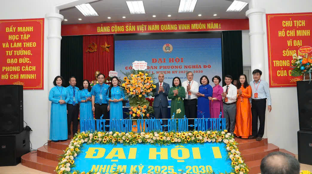 Lãnh đạo phường Nghĩa Đô tặng hoa chúc mừng Đại hội. Lãnh đạo phường Nghĩa Đô tặng hoa chúc mừng Đại hội.