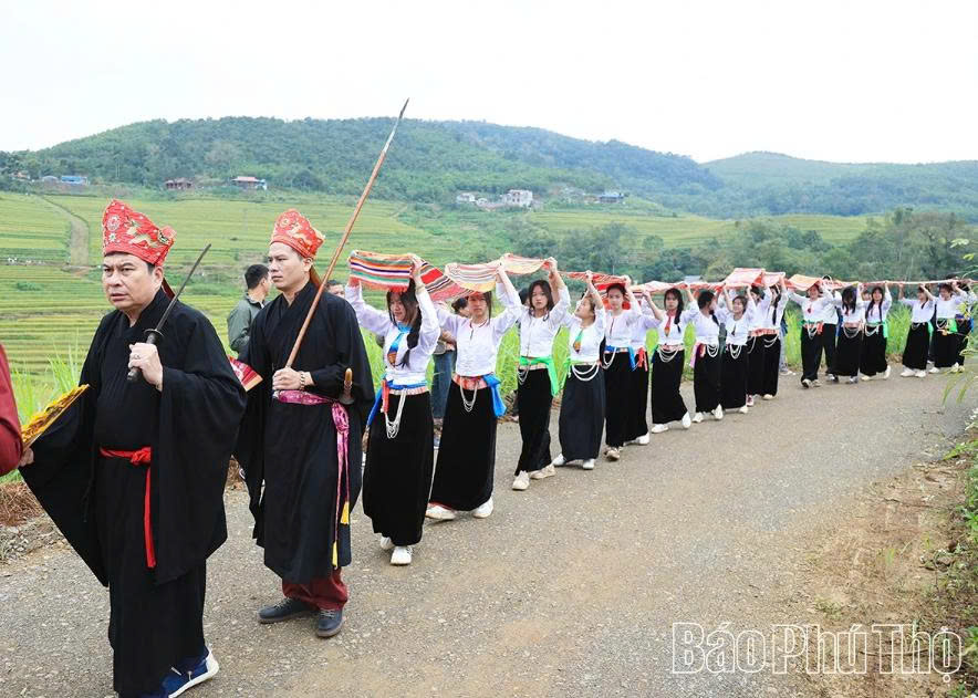 Các hoạt động mang đậm nét văn hóa của người Mường tại lễ hội. Các hoạt động mang đậm nét văn hóa của người Mường tại lễ hội.