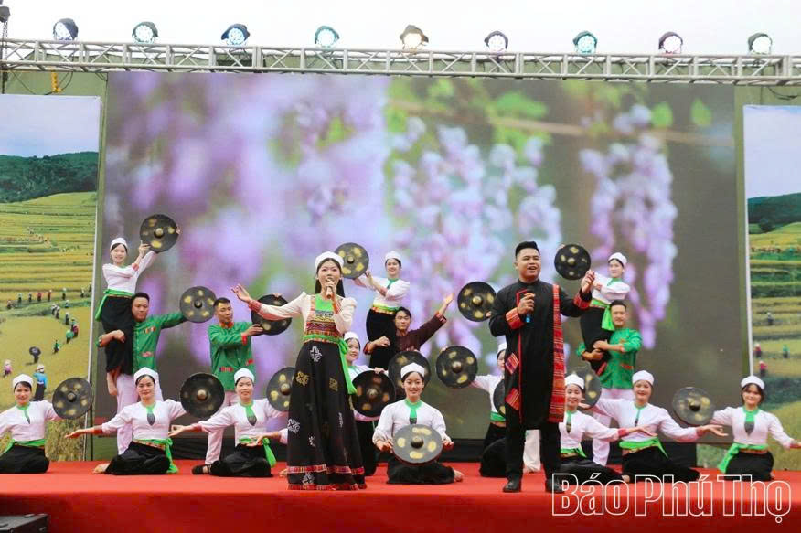 Các tiết mục văn nghệ dàn dựng công phu mang đậm bản sắc văn hóa dân tộc Mường Các tiết mục văn nghệ dàn dựng công phu mang đậm bản sắc văn hóa dân tộc Mường