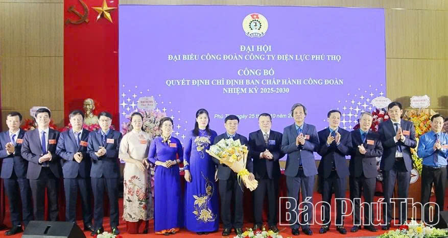 Lãnh đạo Công đoàn Tổng Công ty Điện lực miền Bắc tặng hoa chúc mừng Ban Chấp hành Công đoàn Công ty Điện lực Phú Thọ nhiệm kỳ 2025 – 2030 Lãnh đạo Công đoàn Tổng Công ty Điện lực miền Bắc tặng hoa chúc mừng Ban Chấp hành Công đoàn Công ty Điện lực Phú Thọ nhiệm kỳ 2025 – 2030