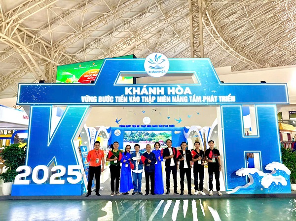 Các doanh nghiệp Khánh Hòa tham gia Hội chợ Mùa Thu 2025 chụp ảnh lưu niệm Các doanh nghiệp Khánh Hòa tham gia Hội chợ Mùa Thu 2025 chụp ảnh lưu niệm