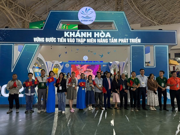Các doanh nghiệp Khánh Hòa tham gia Hội chợ Mùa Thu 2025 chụp ảnh lưu niệm Các doanh nghiệp Khánh Hòa tham gia Hội chợ Mùa Thu 2025 chụp ảnh lưu niệm