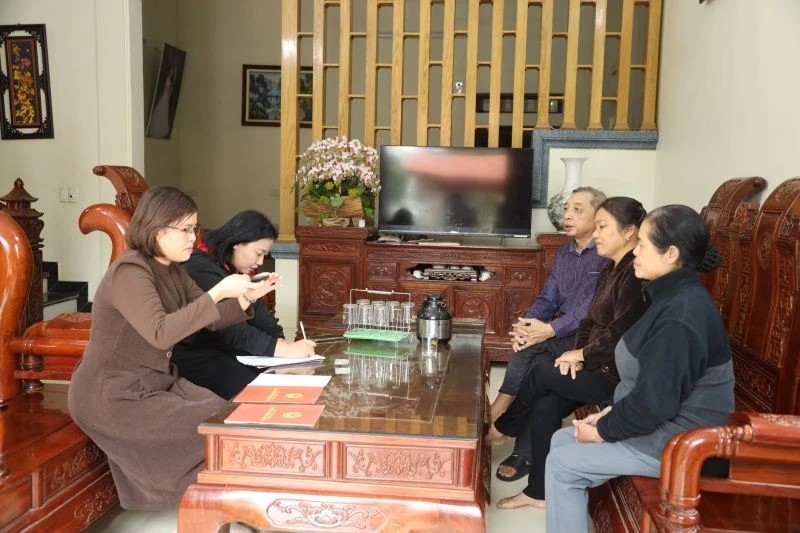 Để đẩy nhanh tiến độ thu thập dữ liệu, một số địa phương huy động lực lượng “đi từng ngõ, gõ từng nhà”, hướng dẫn trực tiếp người dân kê khai, nộp giấy tờ. Để đẩy nhanh tiến độ thu thập dữ liệu, một số địa phương huy động lực lượng “đi từng ngõ, gõ từng nhà”, hướng dẫn trực tiếp người dân kê khai, nộp giấy tờ.