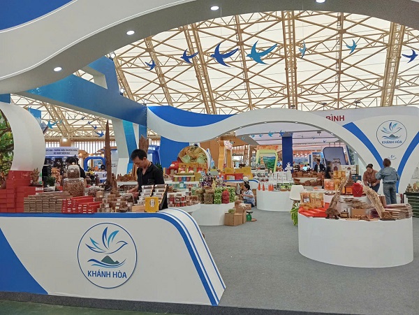 Phía trong Khu trưng bày của Khánh Hòa Phía trong Khu trưng bày của Khánh Hòa