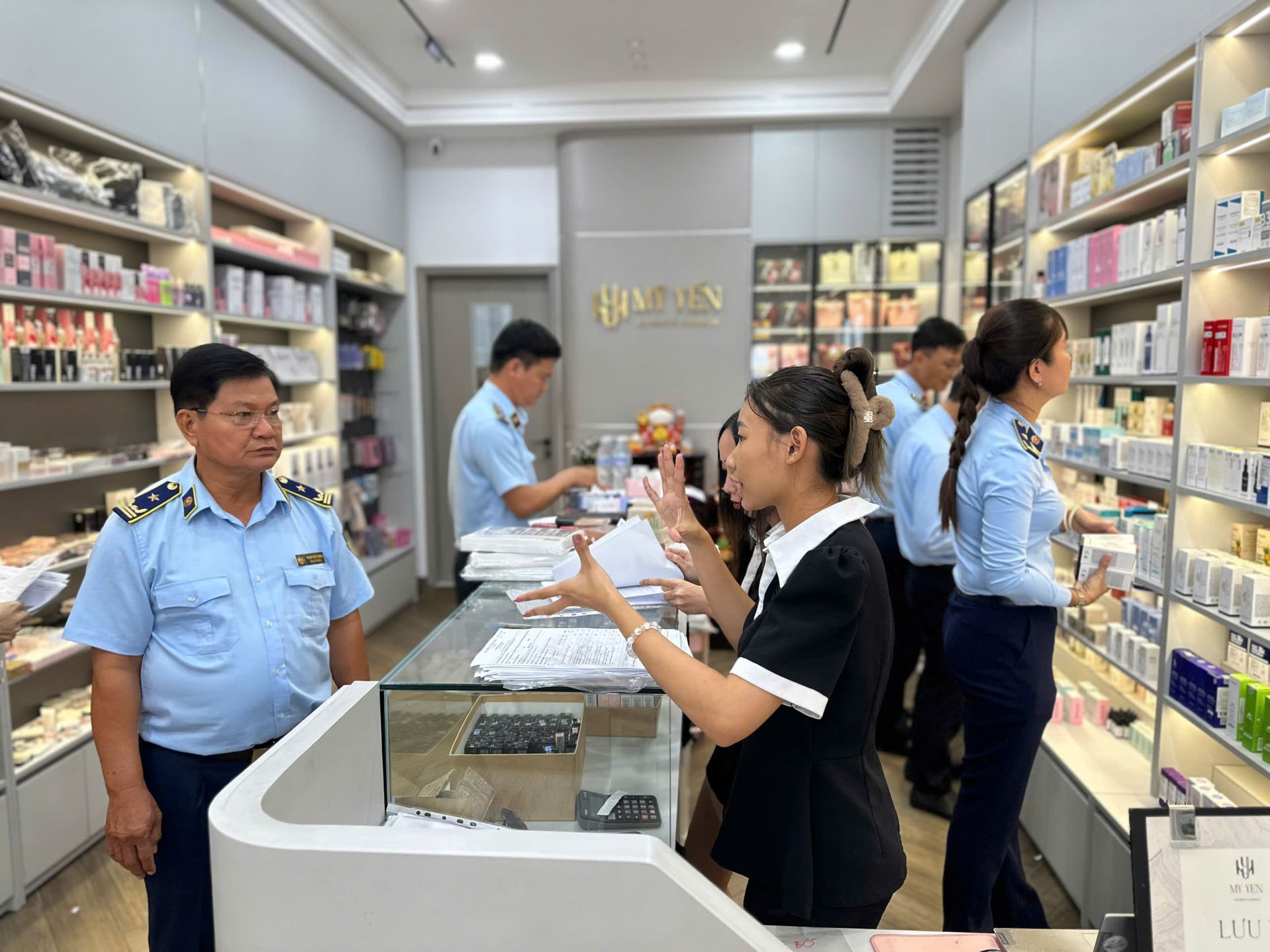 Chi cục Quản lý thị trường TP. Cần Thơ tăng cường kiểm tra cả về nguồn gốc xuất xứ, nhãn hàng hóa, chất lượng hàng hóa. Chi cục Quản lý thị trường TP. Cần Thơ tăng cường kiểm tra cả về nguồn gốc xuất xứ, nhãn hàng hóa, chất lượng hàng hóa.