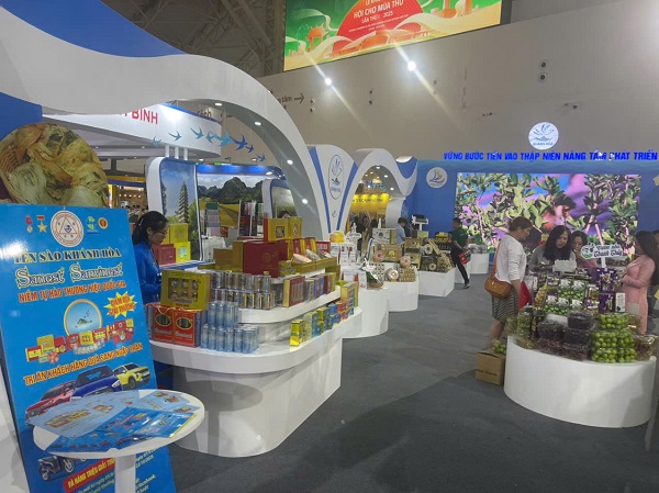 Khu trưng bày sản phẩm của Công ty Yến sào Khánh Hòa Khu trưng bày sản phẩm của Công ty Yến sào Khánh Hòa