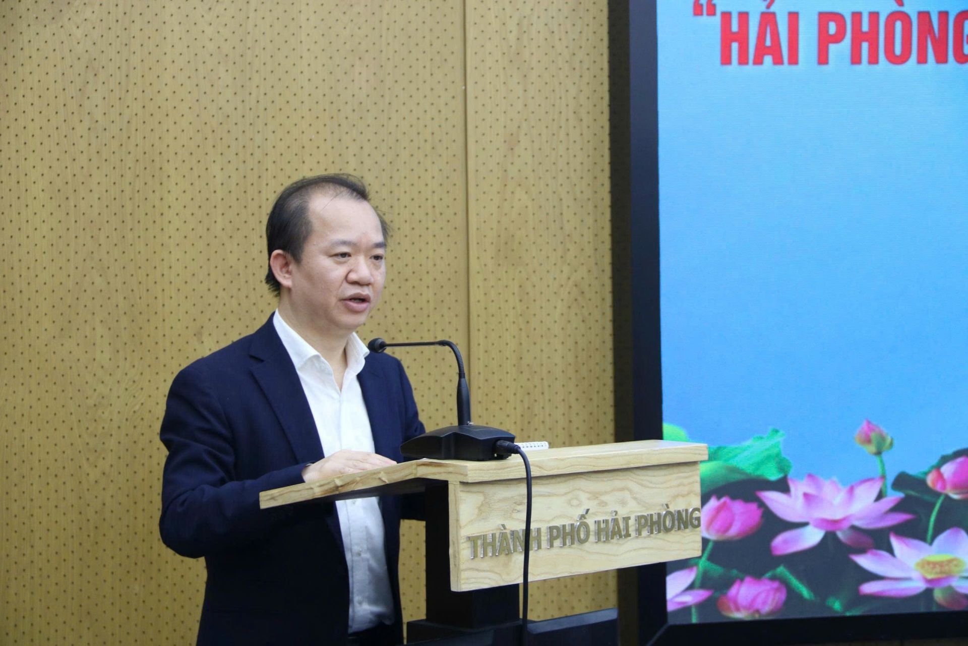 PGS.TS. Bùi Hoài Sơn - Thường trực Ủy ban Văn hoá và Xã hội của Quốc hội phát biểu. PGS.TS. Bùi Hoài Sơn - Thường trực Ủy ban Văn hoá và Xã hội của Quốc hội phát biểu.