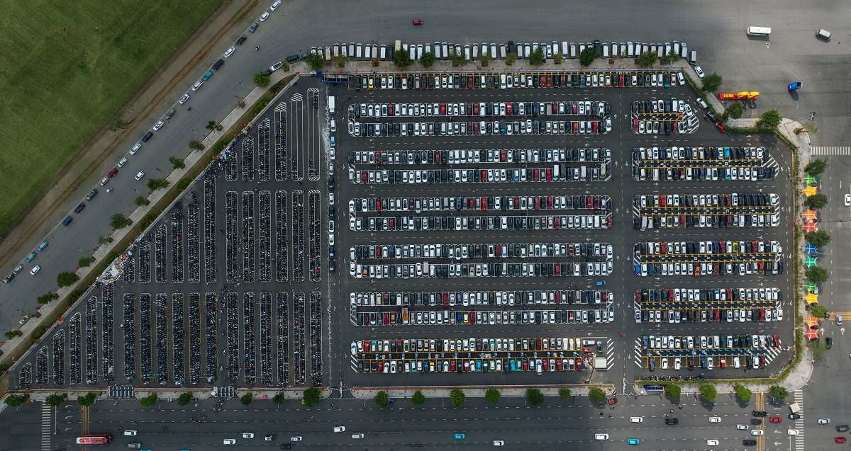 Bãi đỗ xe với sức chứa lớn cùng hệ thống trạm sạc xe điện Bãi đỗ xe với sức chứa lớn cùng hệ thống trạm sạc xe điện