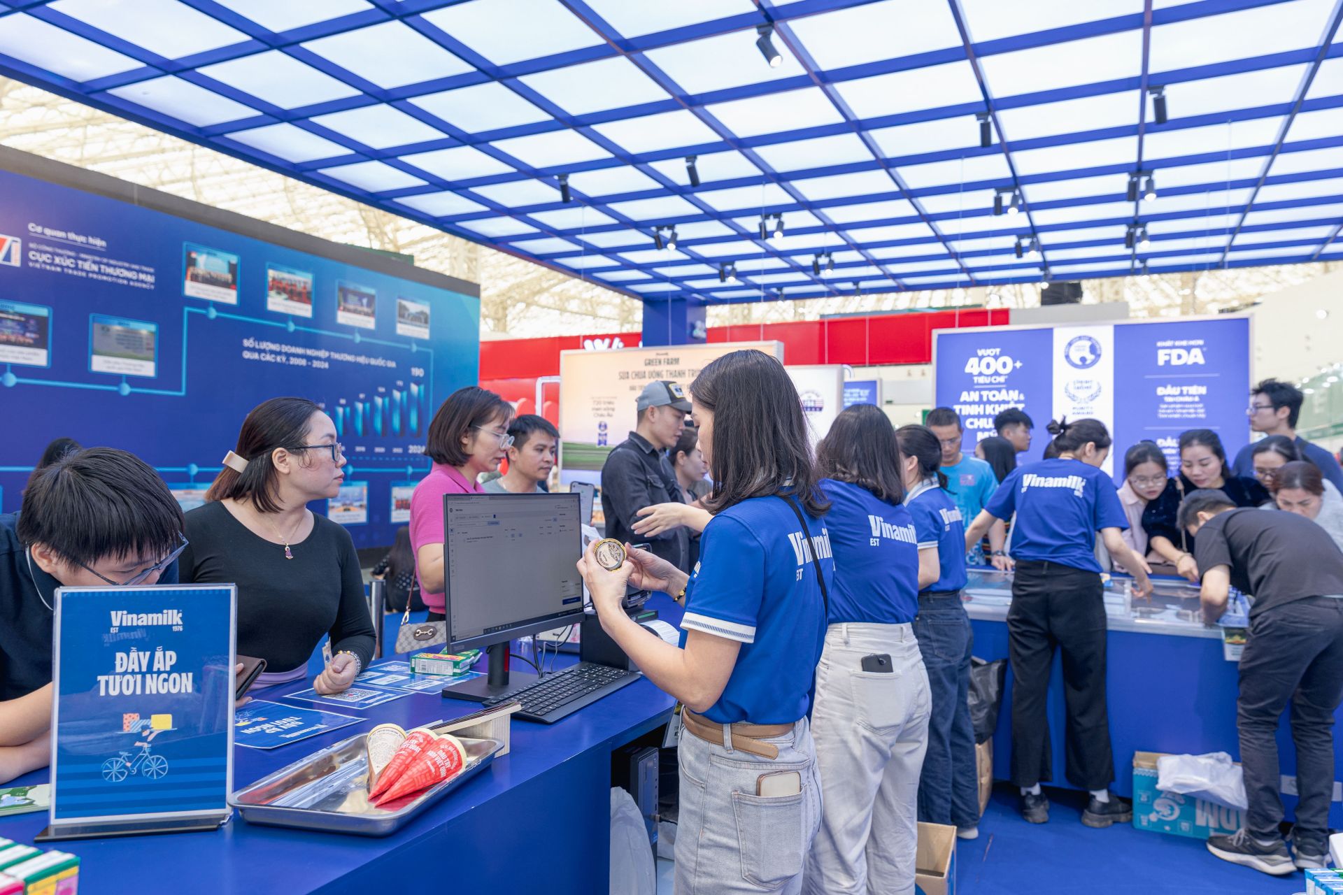 Gian hàng của Vinamilk thu hút đông đảo sự quan tâm của người dân Gian hàng của Vinamilk thu hút đông đảo sự quan tâm của người dân