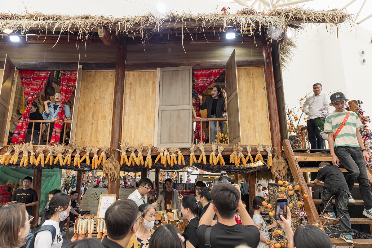 Gian hàng đặc sản vùng miền thu hút đông đảo khách hàng Gian hàng đặc sản vùng miền thu hút đông đảo khách hàng